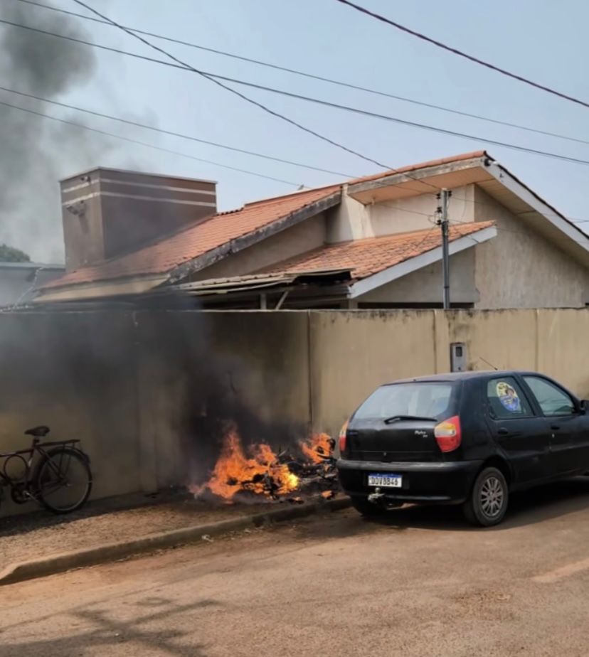 Motocicleta vira cinzas em Canarana: reflexo do sol provoca incêndio inesperado