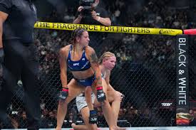 Ailín Pérez provoca reações ao rebolar após vitória no UFC Paris