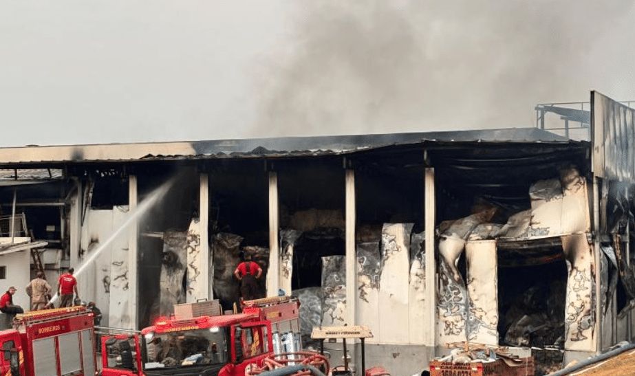 Bombeiros combatem por 7 horas incêndio em frigorífico no Mato Grosso