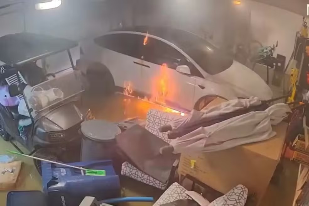 Furacão Helene: carro elétrico causa incêndio em garagem em meio a inundação; VEJA VÍDEO