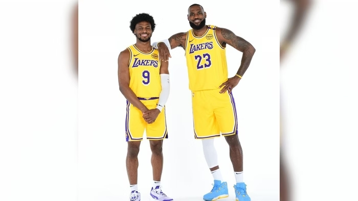 LeBron e Bronny James participam juntos do primeiro media day da NBA