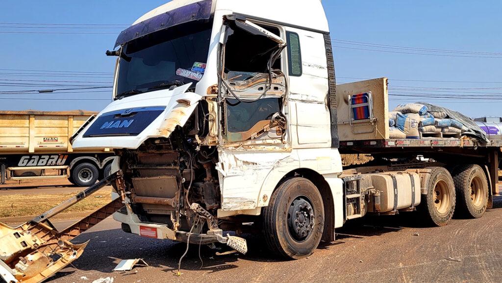 Sinop: carreta e caminhão ficam danificados após colisão na BR-163