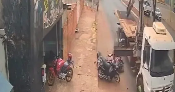 Caminhão guincho atropela e destrói motos estacionadas em frente à oficina de MT