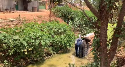 Viatura da polícia cai em buraco durante perseguição a bandidos