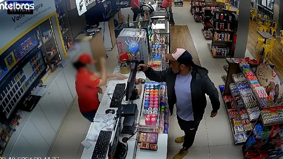 Criminoso afirma ser o "diabo", desafia policiais e morre em confronto; VEJA VÍDEO
