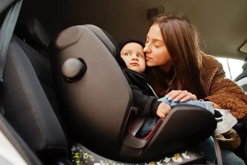 Carro desgovernado com bebê a bordo quase causa tragédia em Blumenau; VEJA VÍDEO