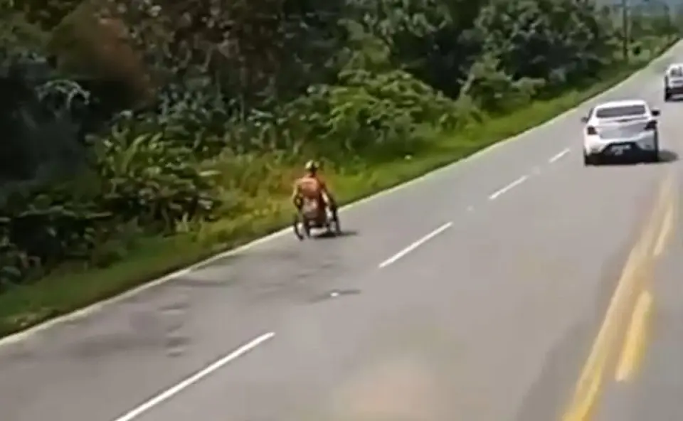 Cadeirante é flagrado na contramão e surpreende policiais em SC; VEJA VÍDEO