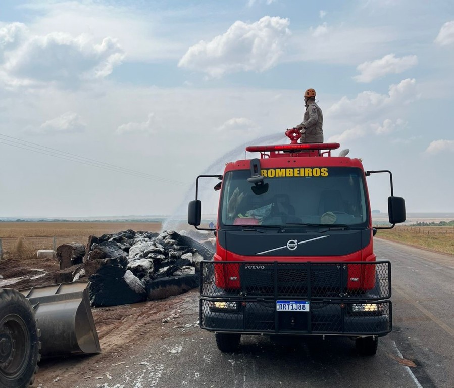 Bombeiros combatem incêndio em caminhão carregado de plumas no interior de MT; SAIBA TUDO
