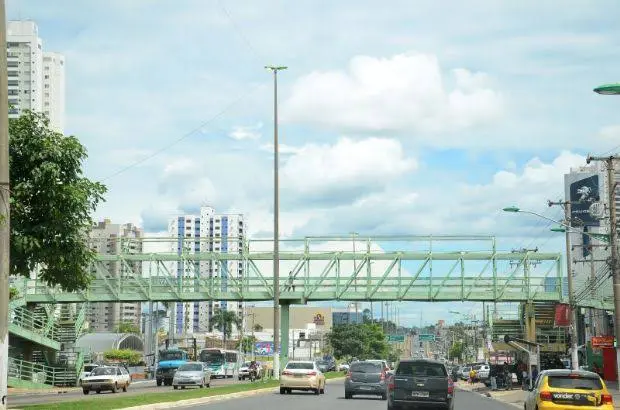 Motociclista invade passarela de pedestres na avenida Fernando Corrêa em Cuiabá; VEJA VÍDEO