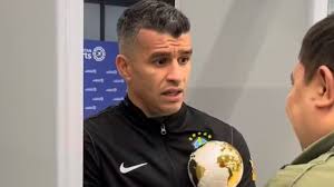 Marcênio faz piada com taça de campeão mundial e viraliza nas redes sociais