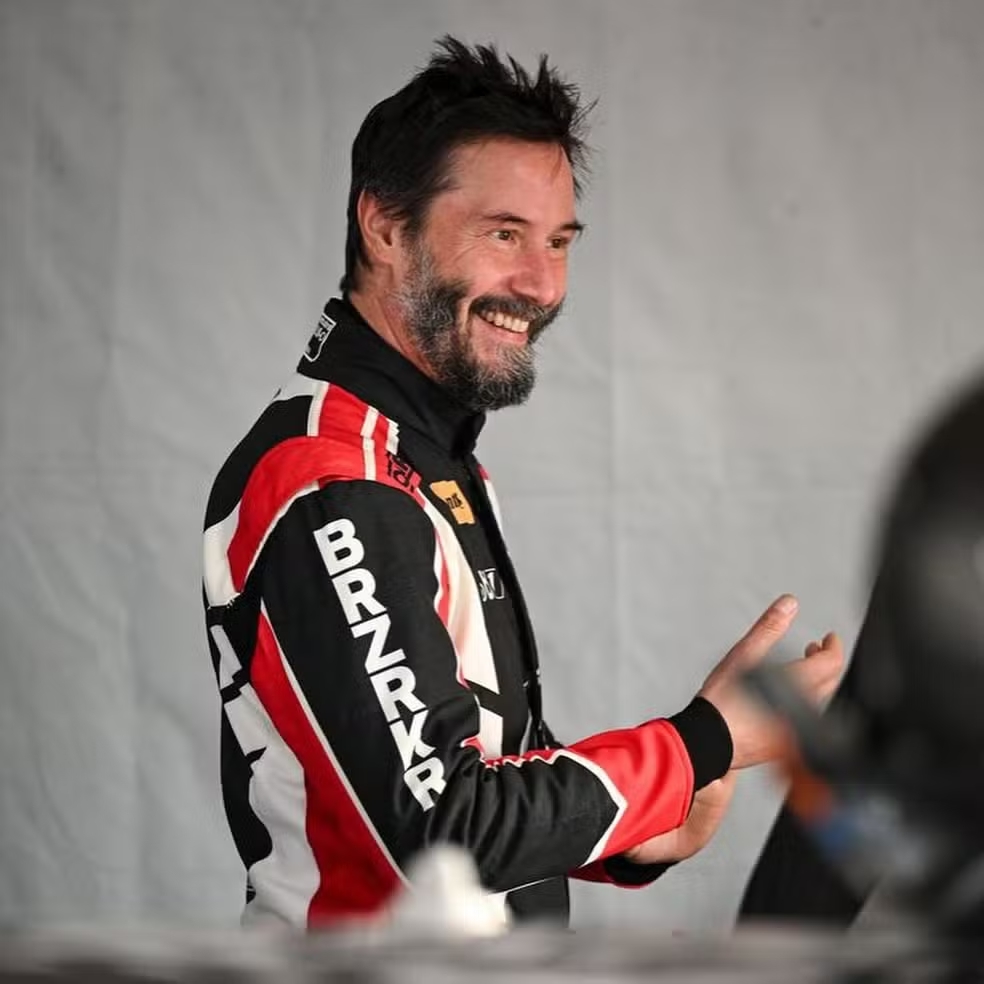 Keanu Reeves volta a correr nos EUA, em Indianápolis, após 15 anos da vitória em prova de celebridades na Fórmula Indy