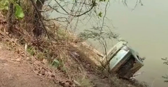 Carro roubado há 7 anos é encontrado em lago seco em Cuiabá; VEJA VÍDEO