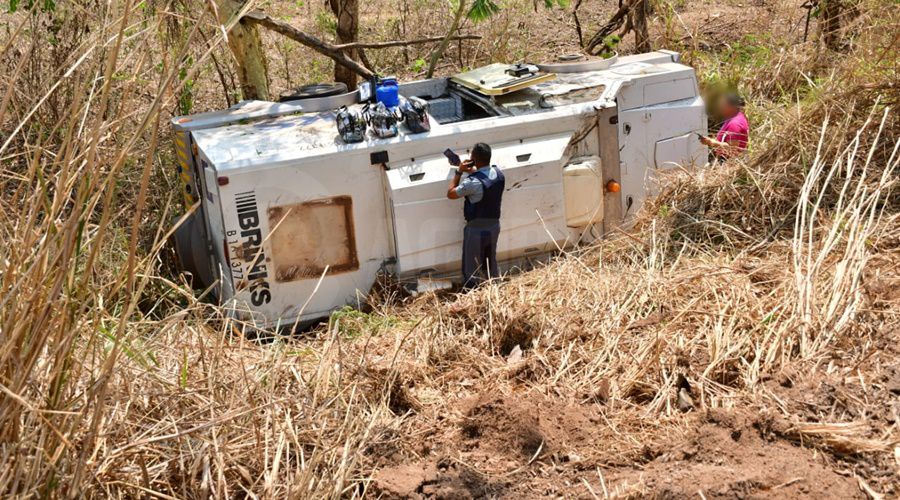 Carro-forte capota durante ultrapassagem na BR-163 em Rondonópolis