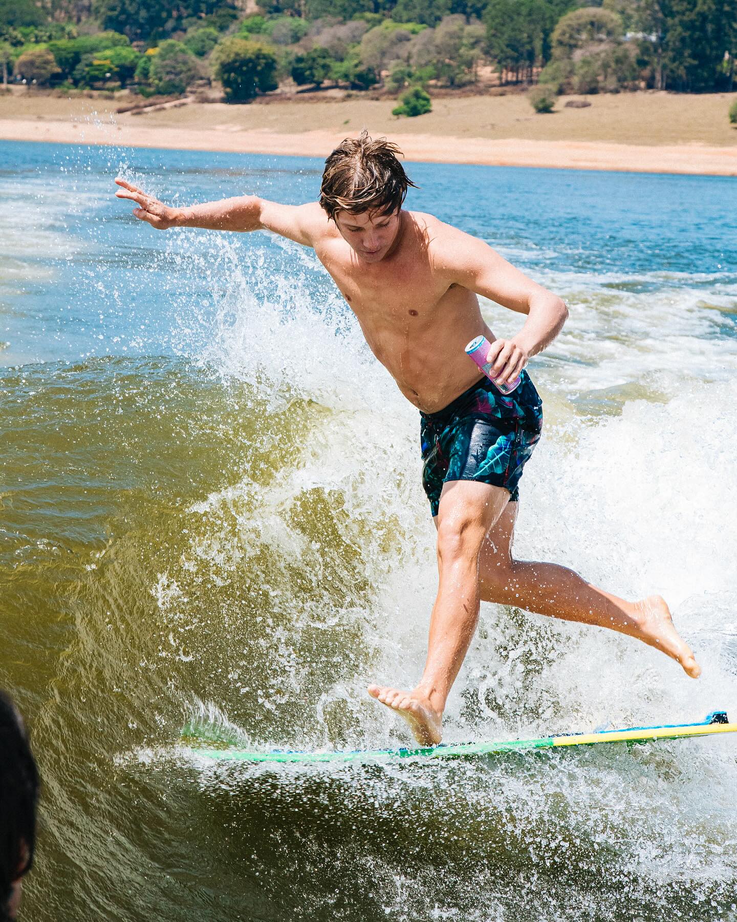 Lucas Fink, campeão mundial, surfa em enchente no RJ e viraliza; VEJA VÍDEO
