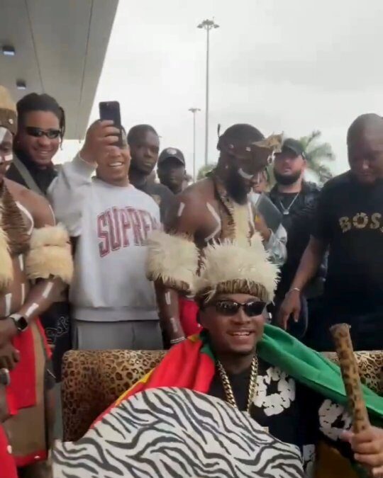 Orochi recebe honras reais em Angola; VEJA VÍDEO