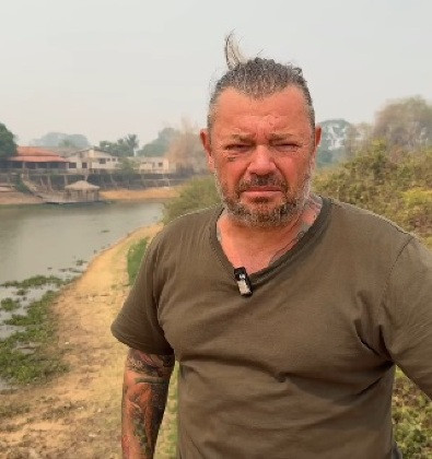 Richard Rasmussen grava na rodovia Transpantaneira