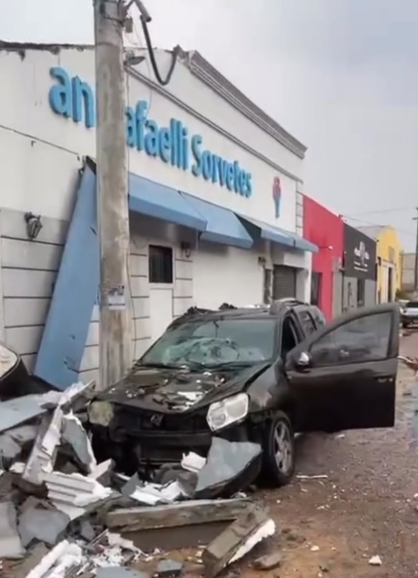 Temporal Derruba Fachada de Sorveteria Sobre Veículo