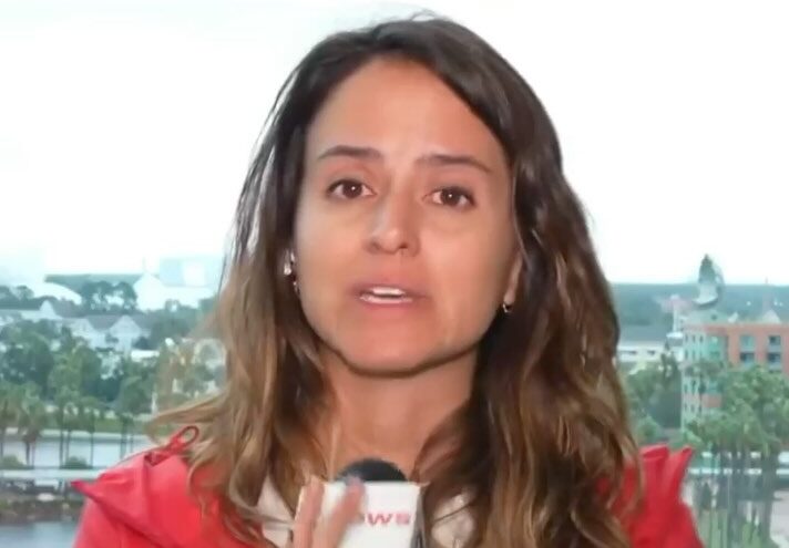 Repórter se emociona ao relatar destruição causada pelo Furacão Milton na Flórida; VEJA VÍDEO