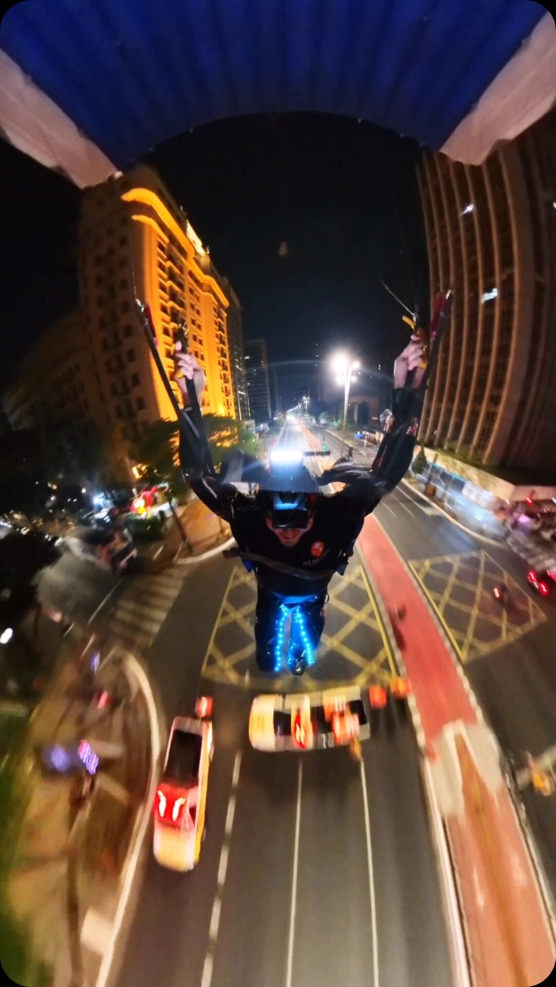 Paraquedista realiza salto ousado na Av. Paulista em SP e viraliza; VEJA VÍDEO