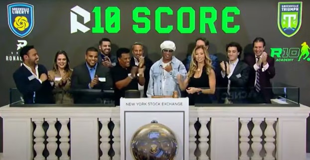 Ronaldinho Gaúcho vira acionista de time de futebol dos EUA e toca sino de encerramento da sessão na Bolsa de Valores de Nova York