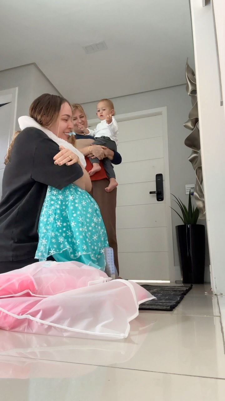 Tata Estaniecki emociona ao compartilhar reação da filha com presente de Dia das Crianças; VEJA VÍDEO