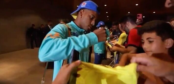 Seleção Brasileira desembarca no DF para confronto contra o Peru; VEJA VÍDEO