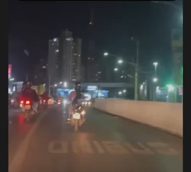 Cachorro Sem Proteção na Garupa de Moto em Cuiabá