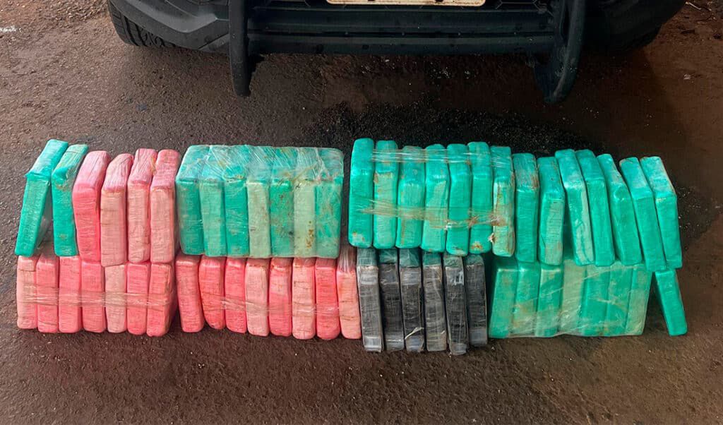 PRF de Sorriso apreende mais de 70 quilos de cocaína em carreta e prende motorista