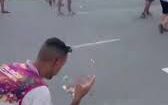 Vídeo de jovem quase perdendo o celular no bueiro viraliza; VEJA VÍDEO