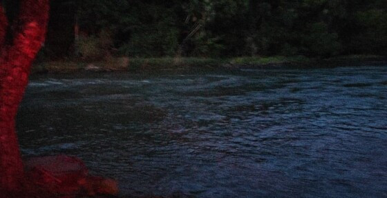 Homem morre afogado ao pular em rio para pegar chinelo do filho em MT