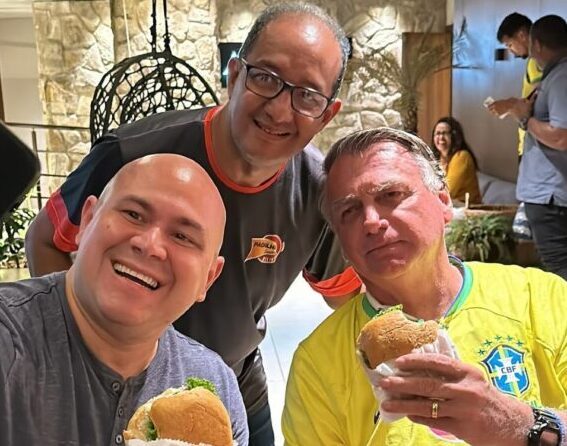 Dono de lanchonete tradicional serve "baguncinha" para Bolsonaro e Abílio em Cuiabá