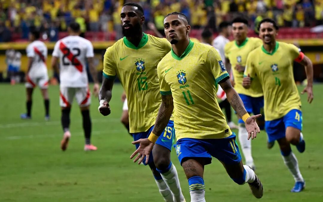 Raphinha comemora gol na vitória fácil sobre o Peru