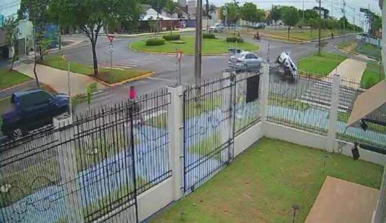 Veiculos se chocam em área residencial de Nova Mutum/MT