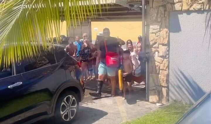 Família com 15 pessoas compartilham casa pequena em viagem e viralizam; VEJA VÍDEO