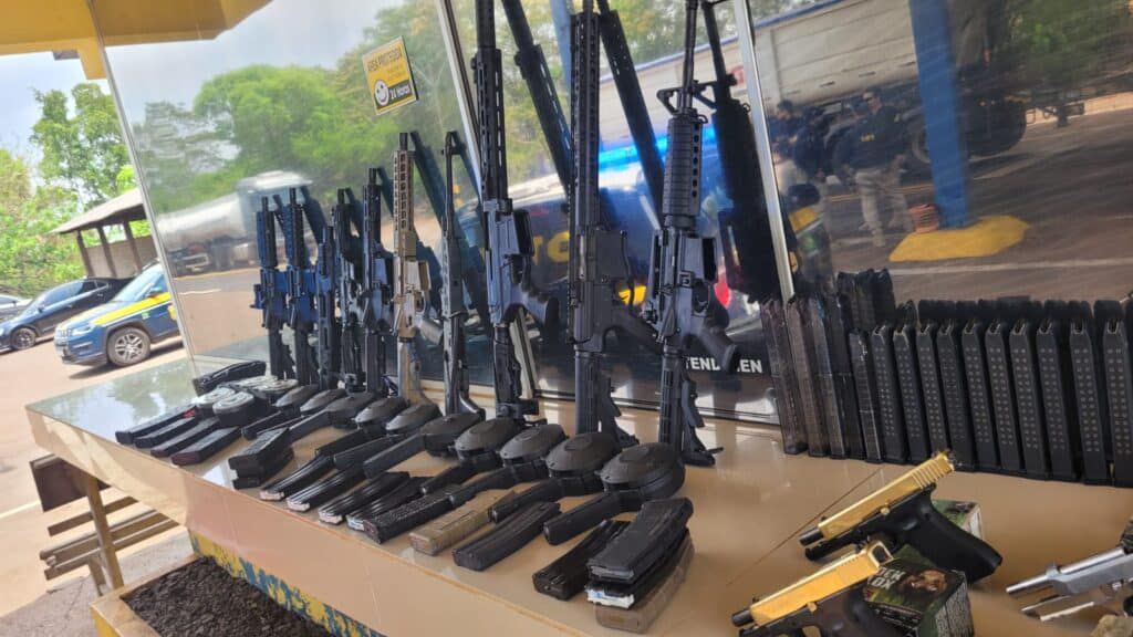 Duas pessoas com 18 fuzis e pistolas em caminhão são presas por tráfico de armas em MT