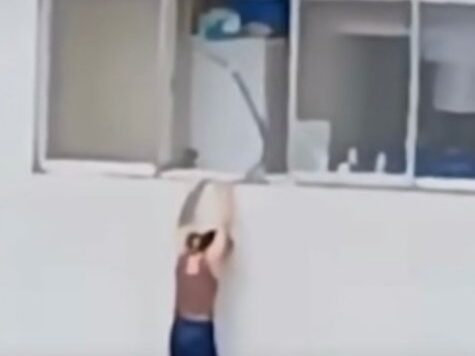Mulher fica pendurada em janela de apartamento em SP; VEJA VÍDEO
