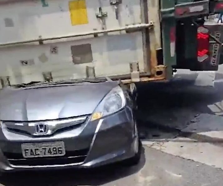 Caminhão carregado de carne tomba e esmaga carro em São Paulo; VEJA VÍDEO