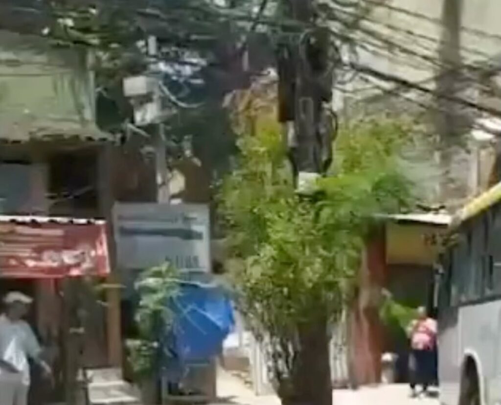 Criminosos sequestram ônibus e usam veículos como barricada no RJ; VEJA VÍDEO