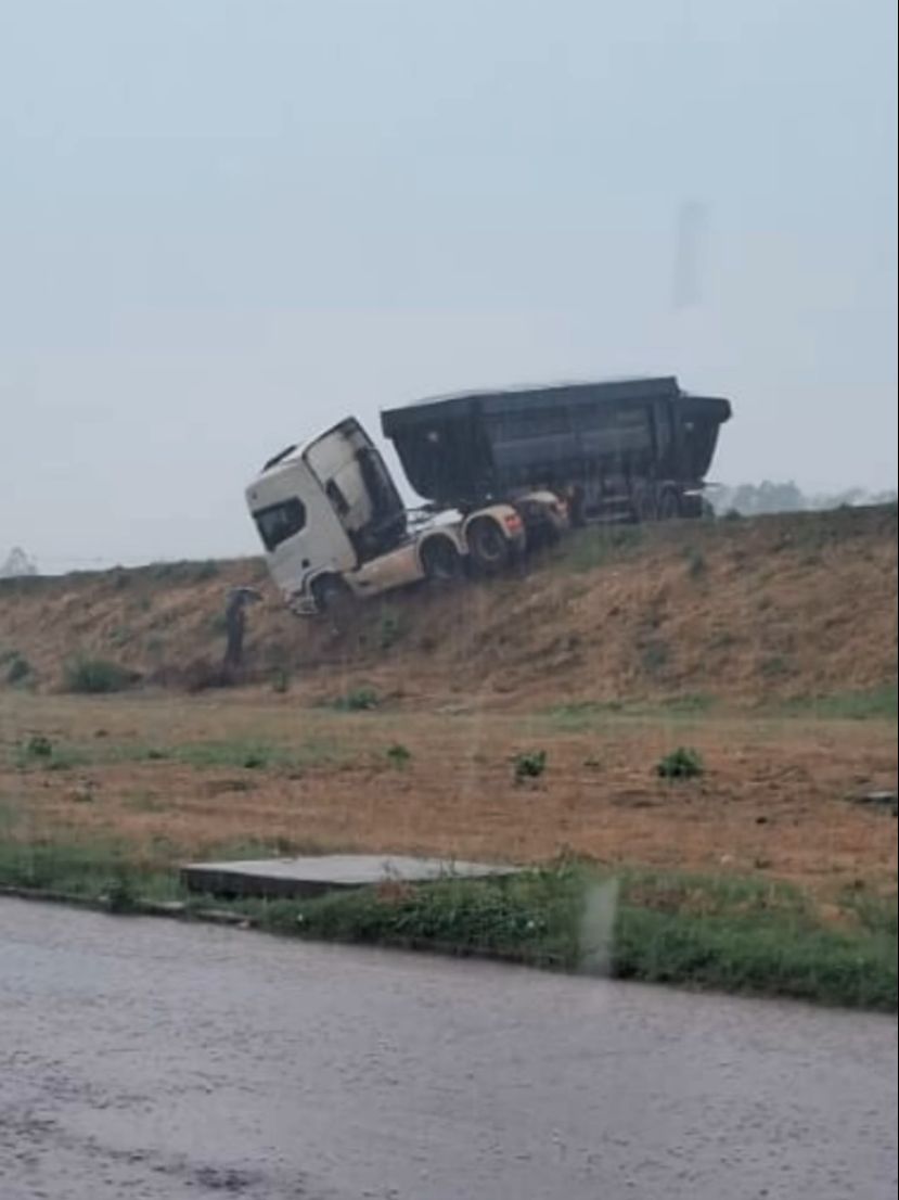 Carreta faz "L" na BR-364 e bloqueia trânsito em Cuiabá