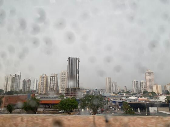 Cuiabá amanhece com chuva e temperatura máxima não deve passar de 35º C nesta quinta