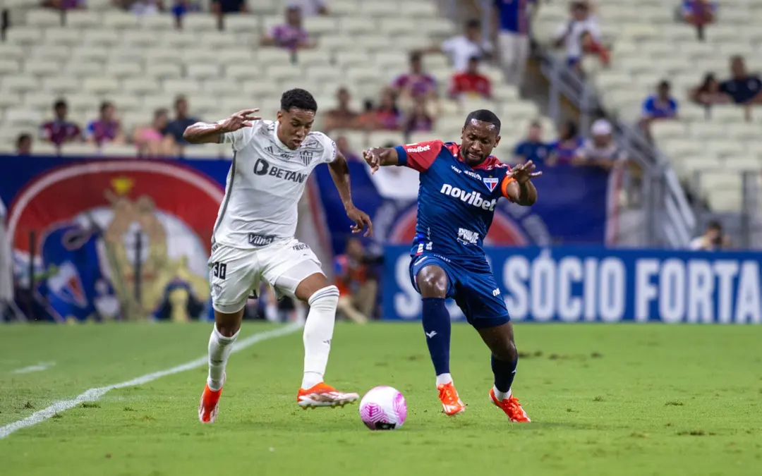 Tinga e Palacios disputam a jogada no Castelão durante Fortaleza 1 x 1 Atlético-MG