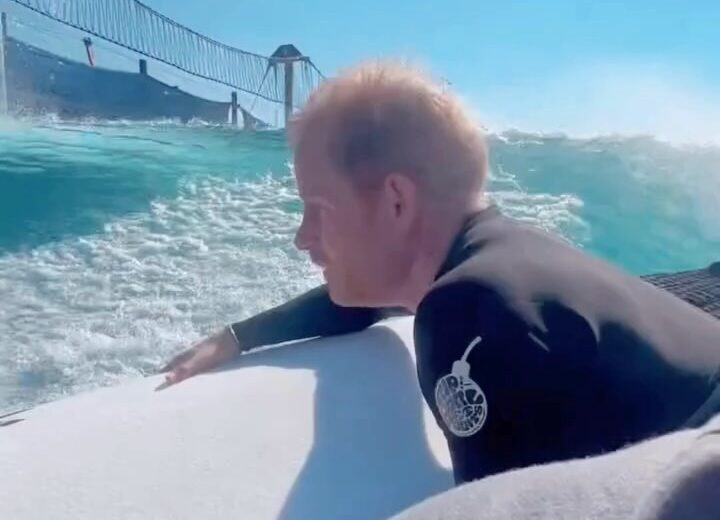 Príncipe Harry impressiona ao surfar na piscina de Kelly Slater; VEJA VÍDEO