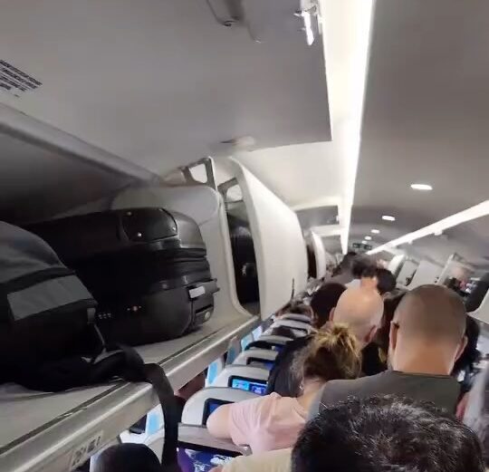 Passageiros ficam revoltados com atraso e calor em voo da Azul de BH para Cuiabá; VEJA VÍDEO