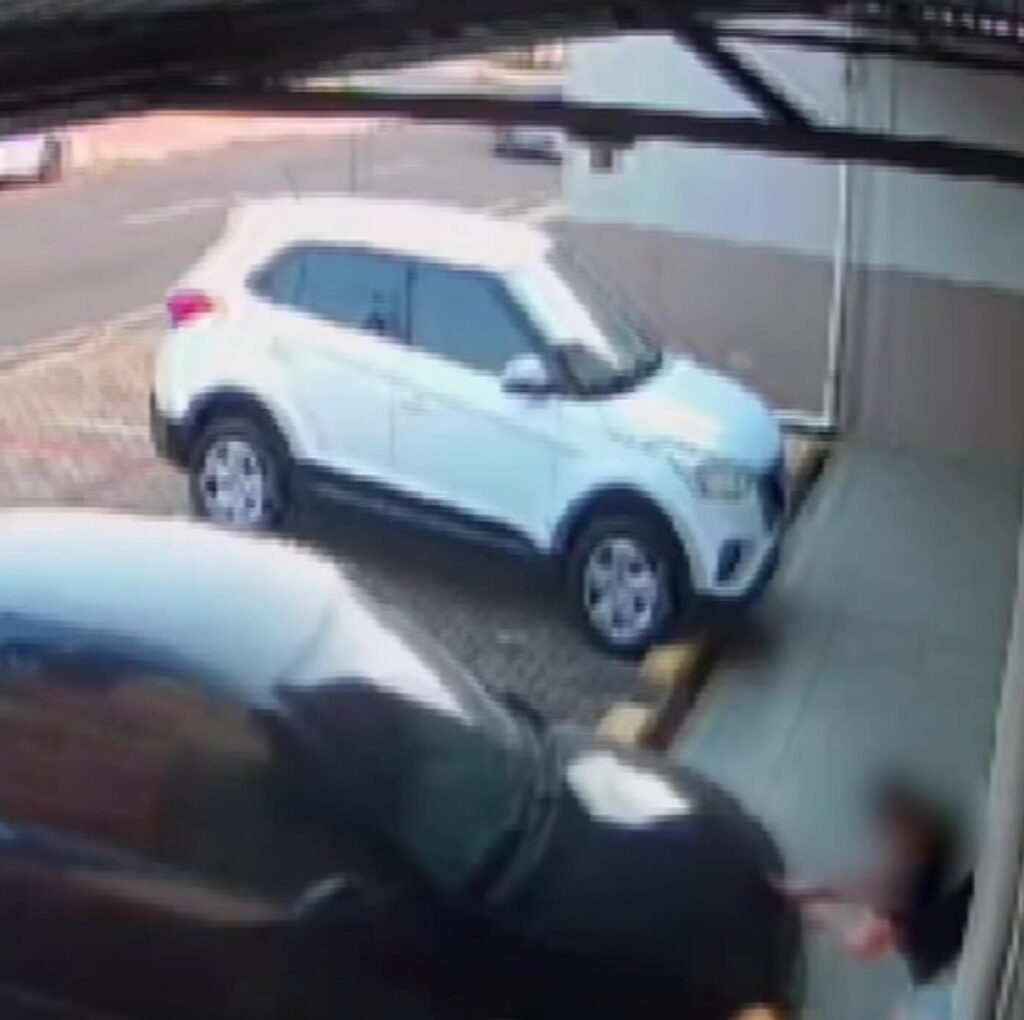 Carro "fantasma" atropela mulher e causa fratura exposta no Paraná; VEJA VÍDEO