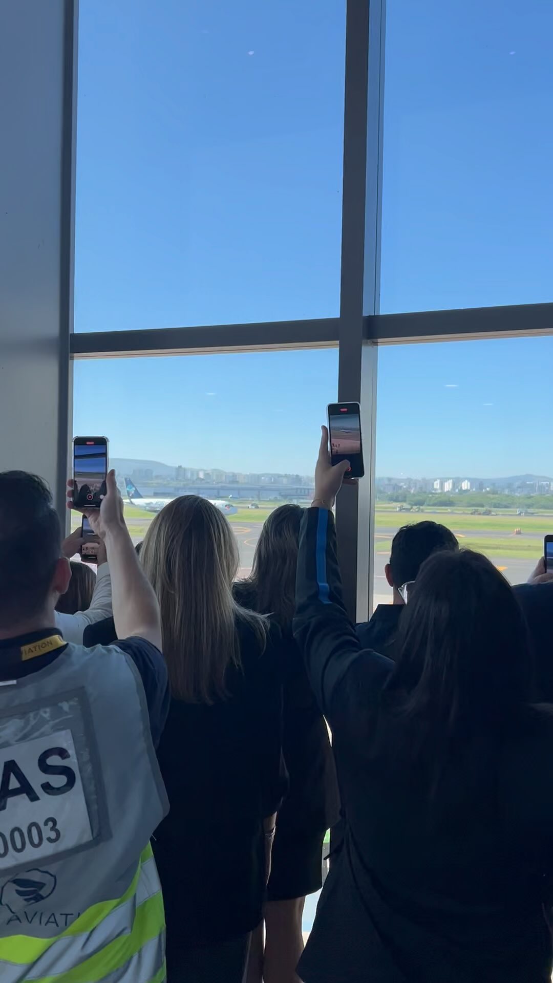 Aeroporto de Porto Alegre reabre após 5 meses de enchente no RS; VEJA VÍDEO