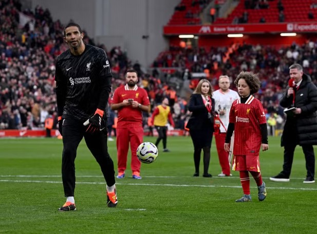 David James defende pênalti de criança de 11 anos no intervalo do jogo entre Liverpool e Chelsea