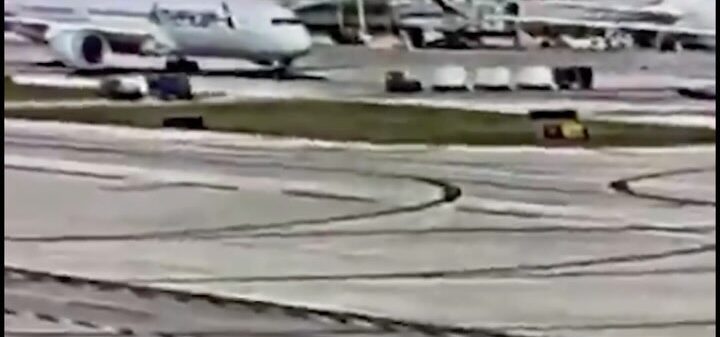 Boeing 787 da American Airlines suga contêiner e danifica turbina; VEJA VÍDEO