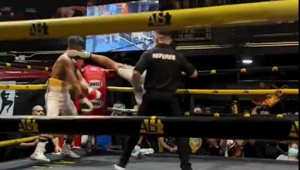 Lutador é Desclassificado Após Nocautear Adversário com Chute Ilegal em Luta de Boxe