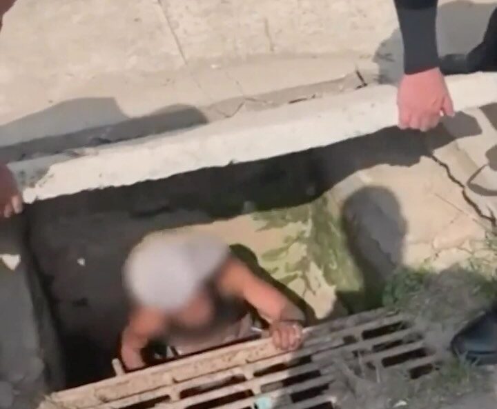 Mulher é presa em Várzea Paulista após ser encontrada com drogas em bueiro; VEJA VÍDEO