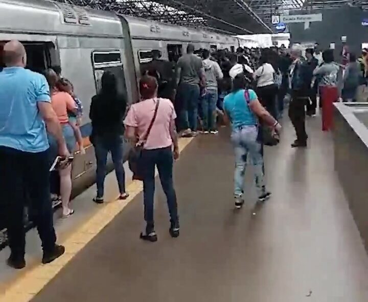 Passageiros empurram vagão de trem do Metrô-DF após acidente; VEJA VÍDEO